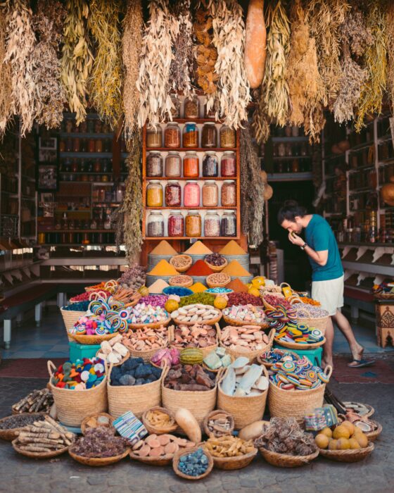 Immersion dans la culture marocaine : Explorer les souks de Marrakech et les oasis du désert